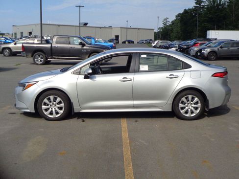 Used 2026 Toyota Corolla LE FWD image 5