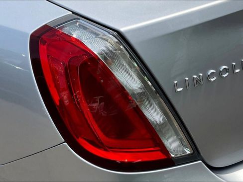 Used 2010 Lincoln MKS FWD image 21