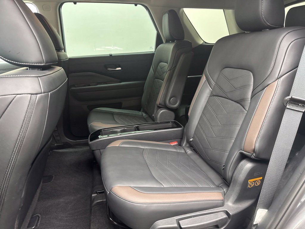 Used 2025 Nissan Pathfinder Platinum FWD image 11