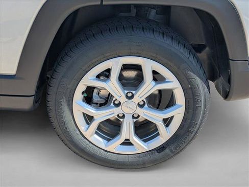 Used 2024 Jeep Compass Latitude AWD/4WD image 8