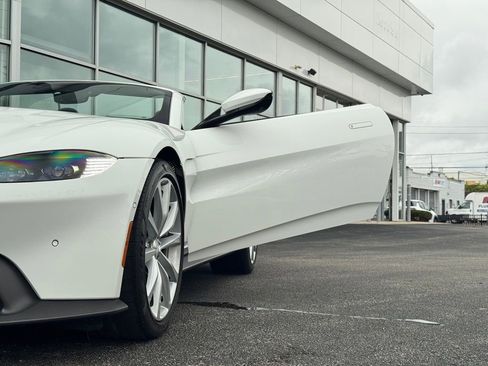 Used 2023 Aston Martin V8 Vantage Roadster image 42
