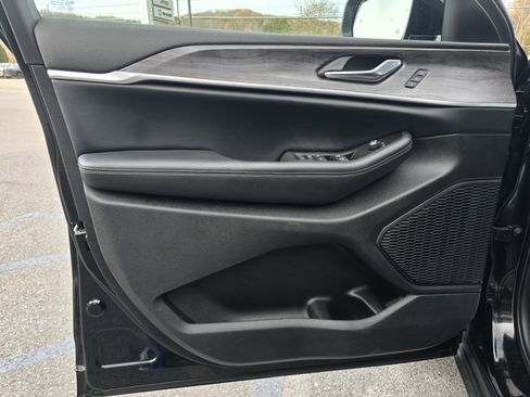 Used 2025 Jeep Grand Cherokee L Limited image 18