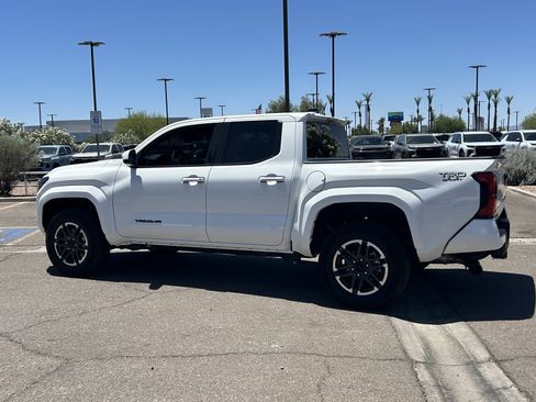 Used 2025 Toyota Tacoma TRD Sport AWD/4WD image 3