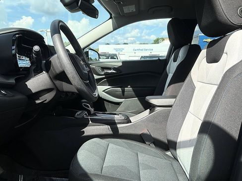 Used 2025 Chevrolet Trax LS w/ LS Convenience Package FWD image 9