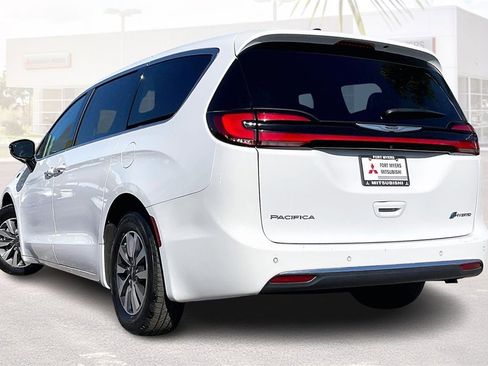 Used 2024 Chrysler Pacifica Select image 33