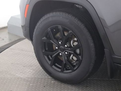 Used 2024 Jeep Grand Cherokee Altitude image 13