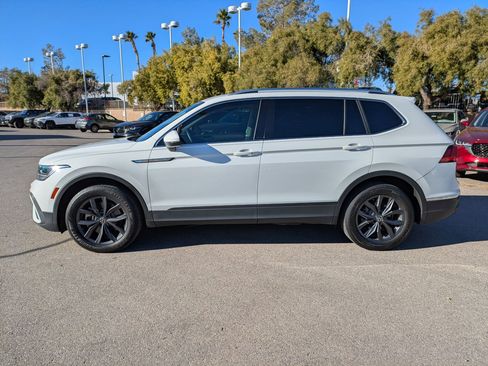 Used 2022 Volkswagen Tiguan SE image 2