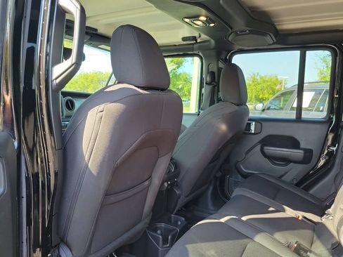 Used 2023 Jeep Gladiator Sport AWD/4WD image 9