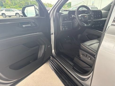 Used 2025 Chevrolet Suburban Premier AWD/4WD image 11