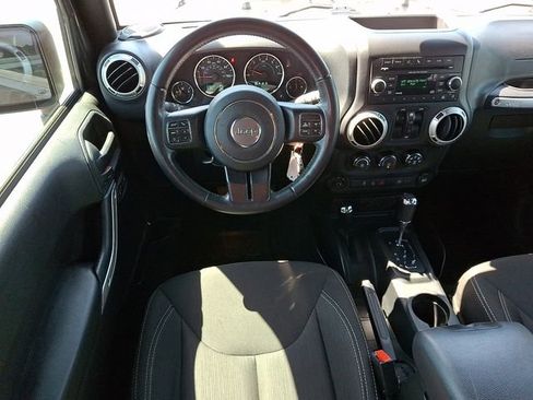 Used 2018 Jeep Wrangler Unlimited Sahara w/ Connectivity Group AWD/4WD image 11