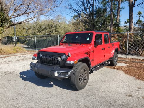 Used 2024 Jeep Gladiator Sport image 3