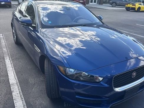 Used 2017 Jaguar XE Premium image 3