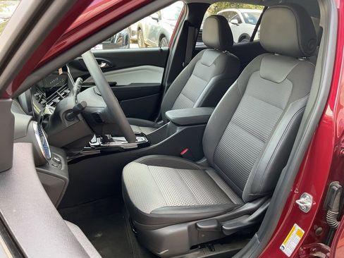 Used 2025 Chevrolet Trax LT image 13