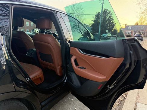 Used 2020 Maserati Levante image 18