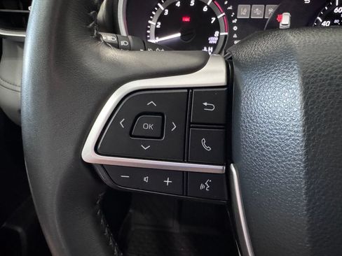 Used 2024 Toyota Highlander XLE AWD/4WD image 16