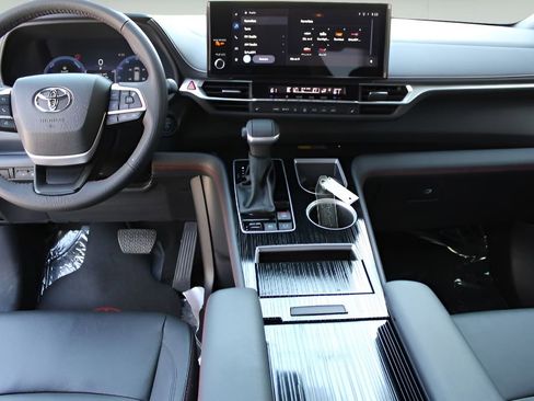 Used 2025 Toyota Sienna XSE image 9