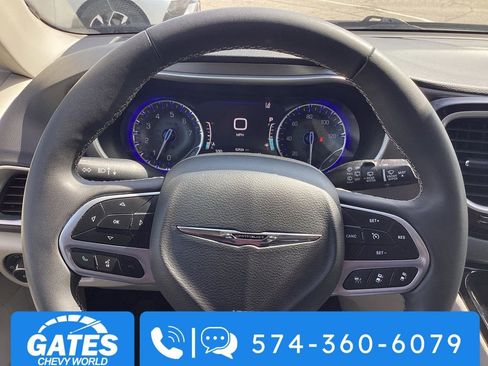 Used 2023 Chrysler Pacifica Touring-L image 31