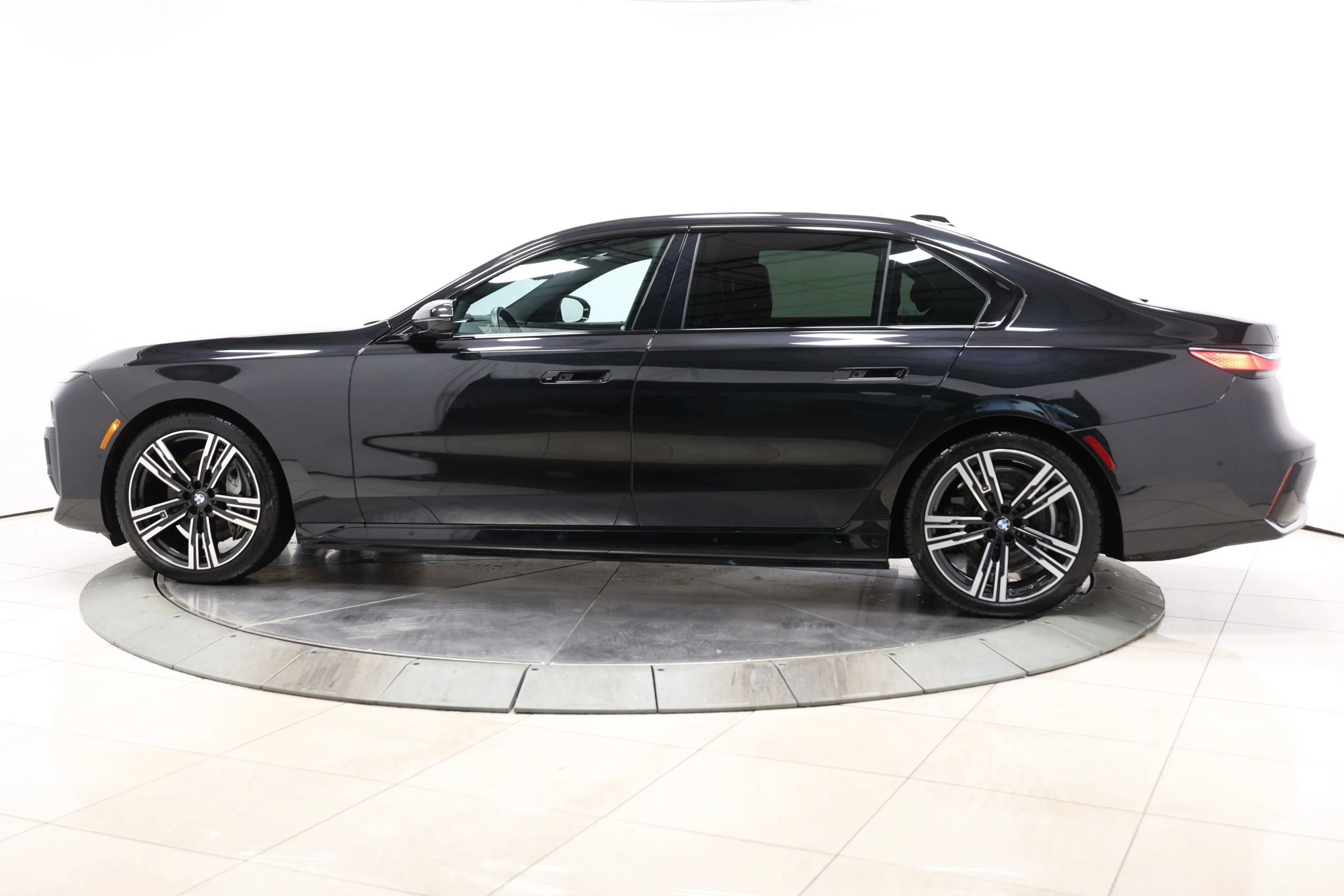 Used 2023 BMW i7 xDrive60 w/ Executive Package 2 AWD/4WD image 9