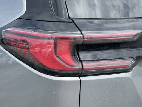 Certified 2025 GMC Acadia Denali w/ Super Cruise Package image 9