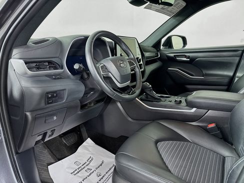 Certified 2025 Toyota Highlander XSE AWD/4WD image 9