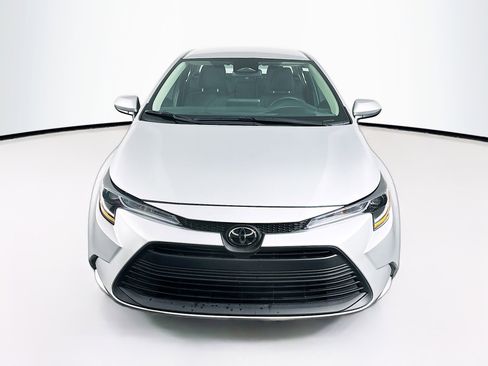 Used 2025 Toyota Corolla LE image 2