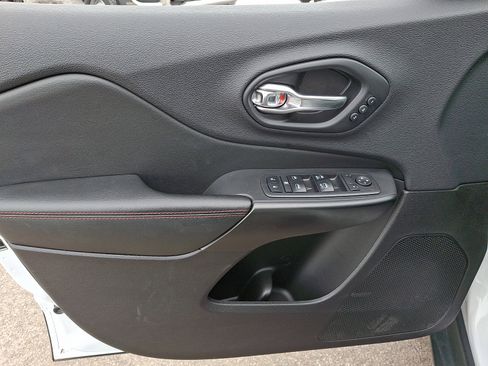 Used 2019 Jeep Cherokee Trailhawk image 14