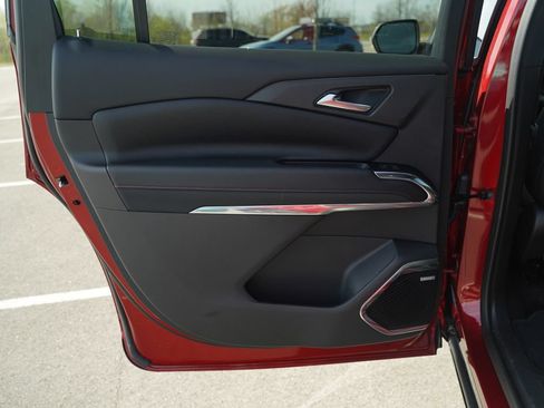 Used 2025 Chevrolet Traverse RS AWD/4WD image 14