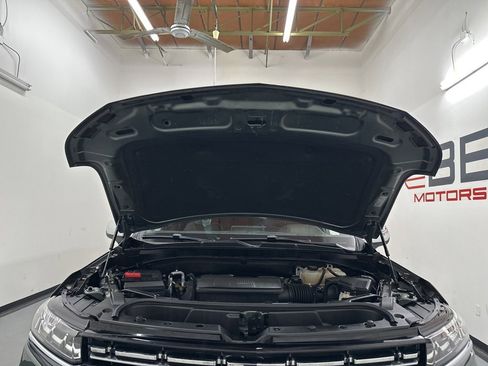 Used 2023 Chevrolet Suburban Premier image 5