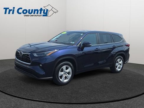 Used 2023 Toyota Highlander LE FWD image 3
