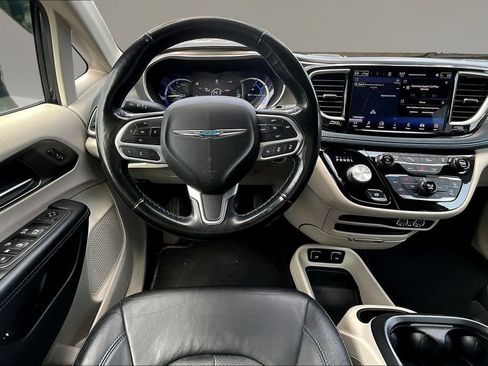Used 2021 Chrysler Pacifica Touring-L FWD image 8