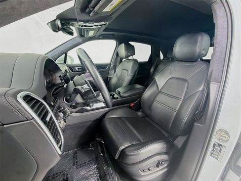 Certified 2022 Porsche Cayenne Turbo image 5