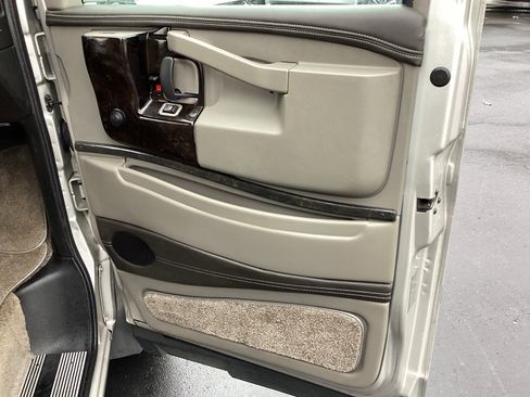 Used 2018 Chevrolet Express 2500 w/ Enhanced Convenience Package image 25