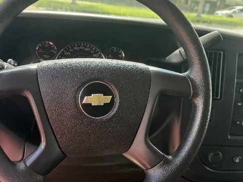 Used 2015 Chevrolet Express 2500 RWD image 31
