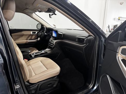 Used 2023 Ford Explorer XLT AWD/4WD image 26