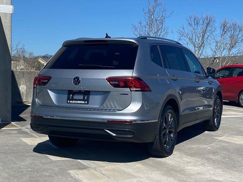 Certified 2023 Volkswagen Tiguan SE image 3