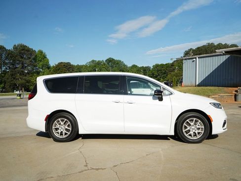Used 2024 Chrysler Pacifica Touring-L image 3