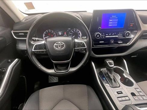 Used 2023 Toyota Highlander LE image 4