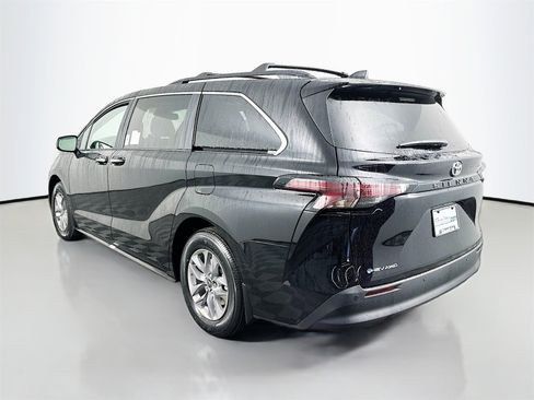 New 2026 Toyota Sienna XLE image 5