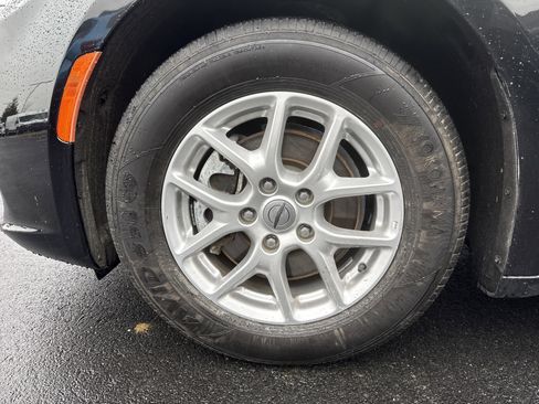 Used 2022 Chrysler Pacifica Touring-L image 6