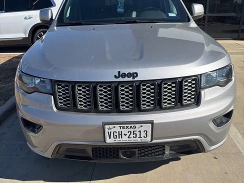 Used 2021 Jeep Grand Cherokee Laredo X image 2