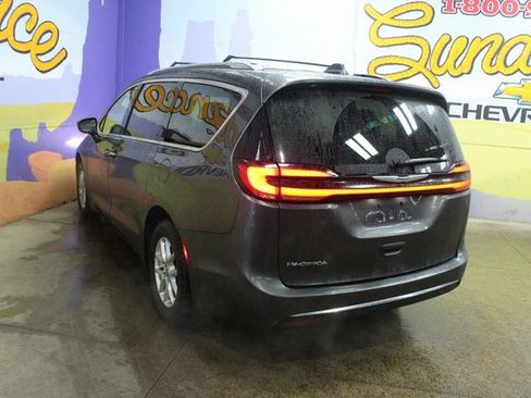 Used 2021 Chrysler Pacifica Touring-L image 6
