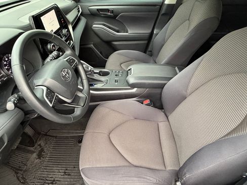 Used 2023 Toyota Highlander LE image 5