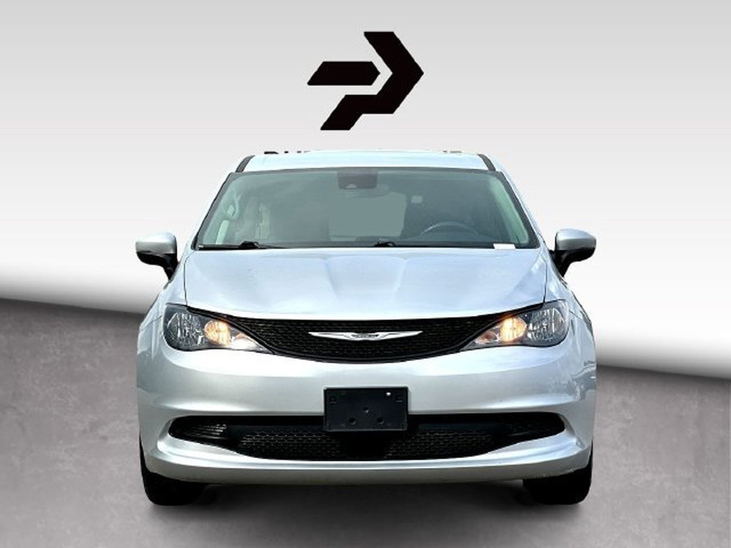 Used 2023 Chrysler Voyager LX FWD image 3