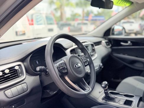 Used 2017 Kia Sorento L FWD image 17