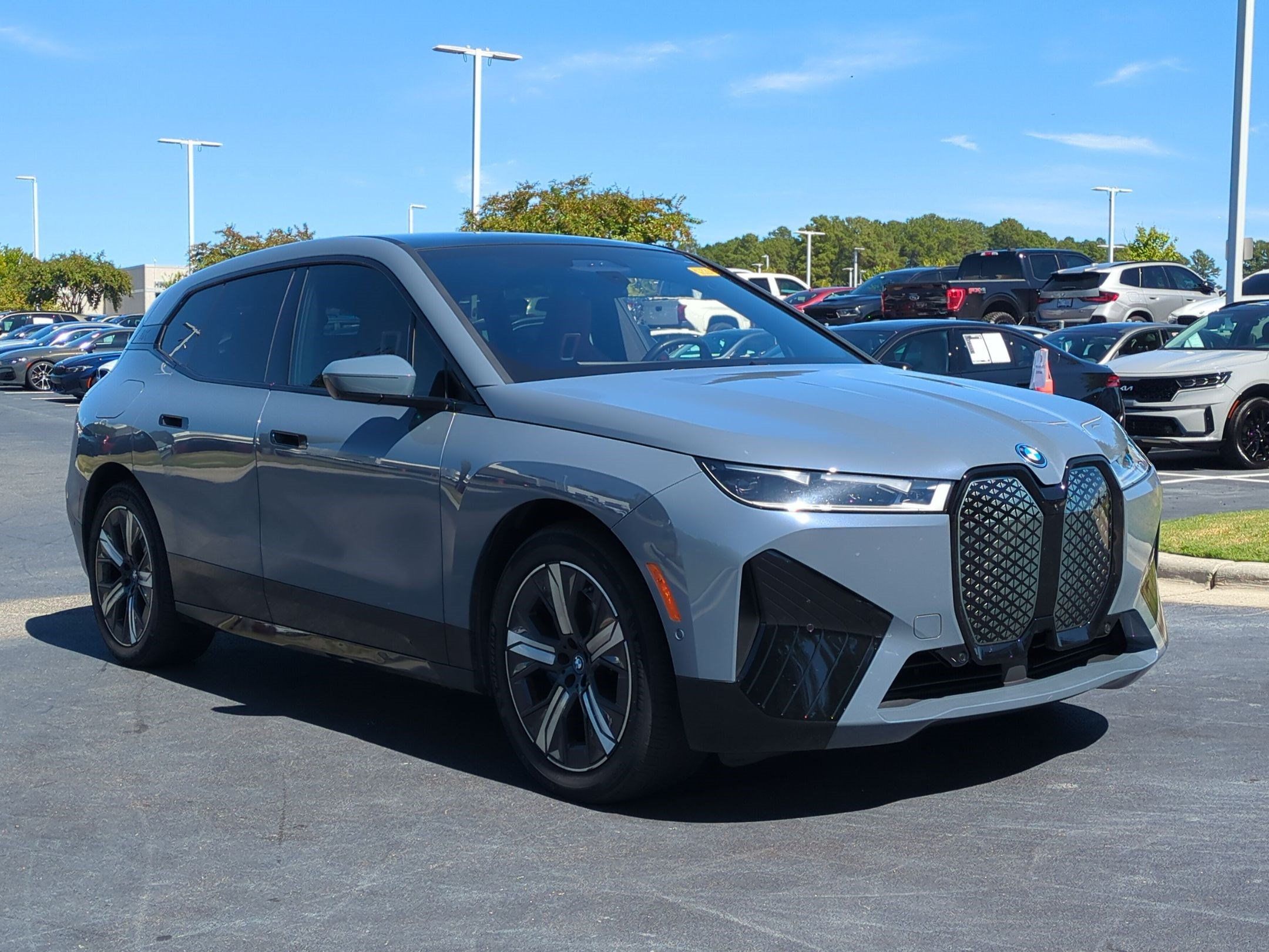 Used 2022 BMW iX xDrive50 w/ Premium Package AWD/4WD image 2