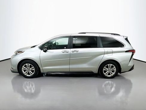 Used 2023 Toyota Sienna XSE AWD/4WD image 4