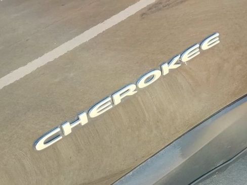 Used 2019 Jeep Cherokee Limited FWD image 11