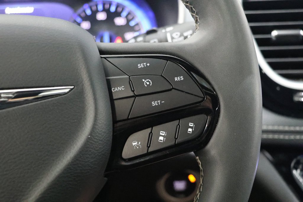 Used 2025 Chrysler Pacifica Limited FWD image 22