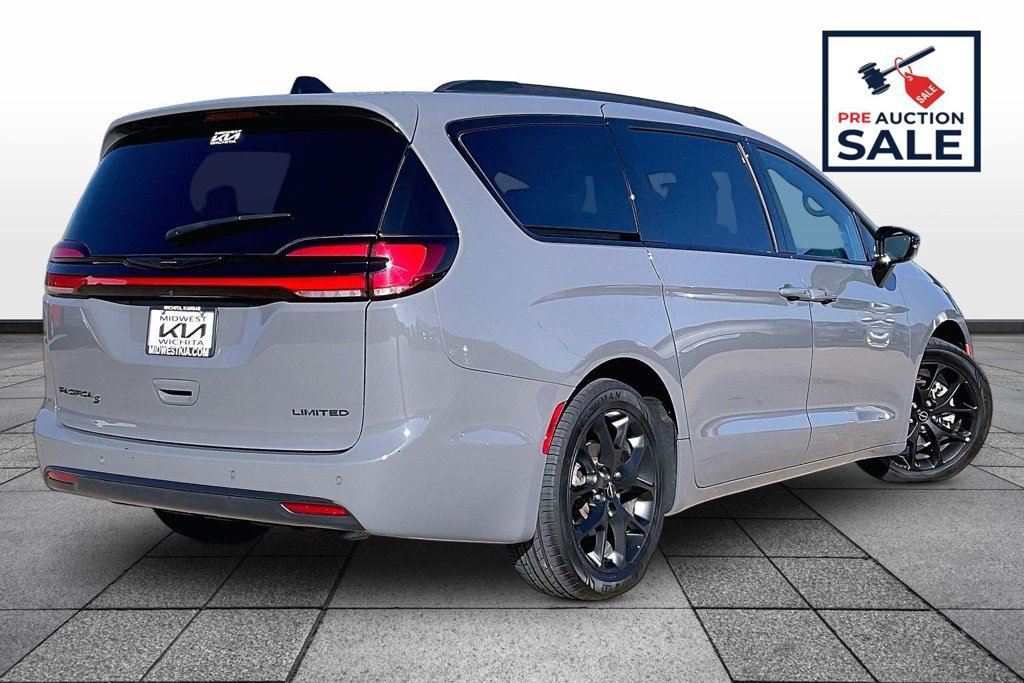Used 2025 Chrysler Pacifica Limited FWD image 13