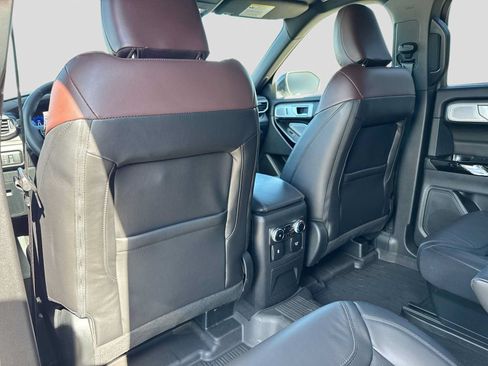 Used 2023 Ford Explorer Platinum w/ Technology Package AWD/4WD image 17